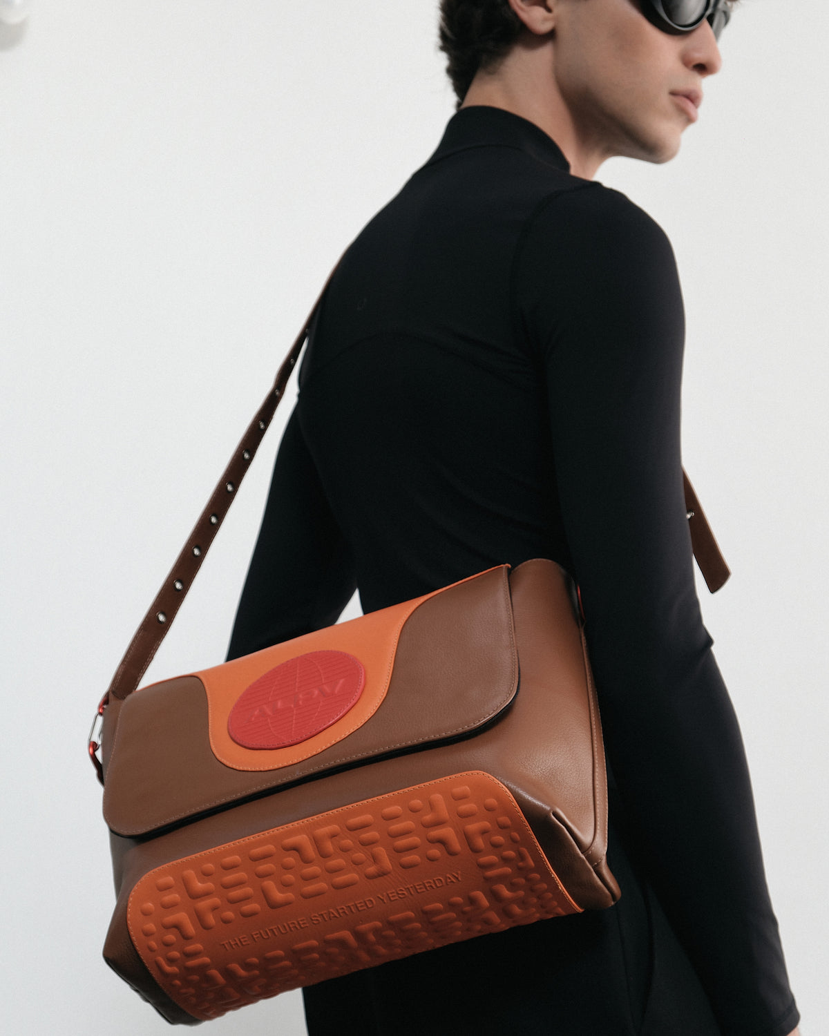 Stella Messenger Bag Grande - Marrom